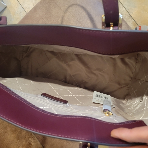 Michael Kors Gilly LeaterTote Bag with Gold Hardware New. - Picture 5 of 9